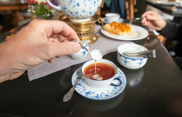 Zu den Weltmeistern im Teetrinken Zu den Weltmeistern im Teetrinken