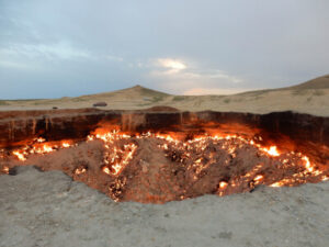 Der Darvaza Gas Krater, auch bekannt als die Tore der Hölle in der Wüste in Turkmenistan | Gebeco