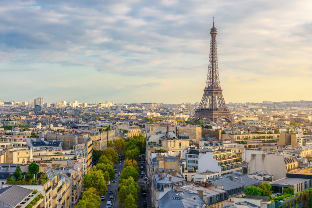 Das Foto zeigt die Stadt Paris mit dem Eiffelturm von oben. 