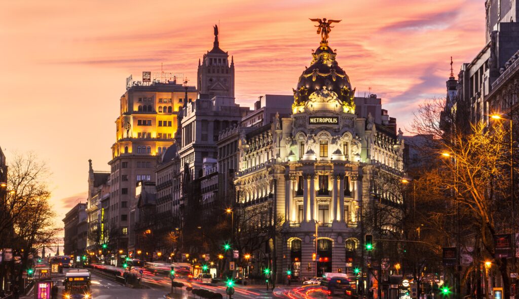 Madrid, Blick vom Plaza de Cebelis auf Via Alcala and Gran Via bei Sonnenuntergang